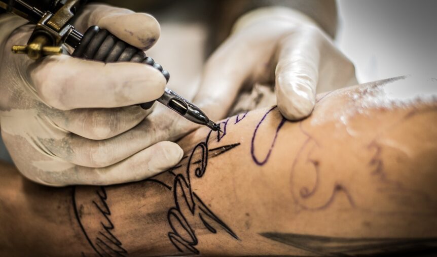 Normativa tatuaggi e trucco permanente inchiostri
