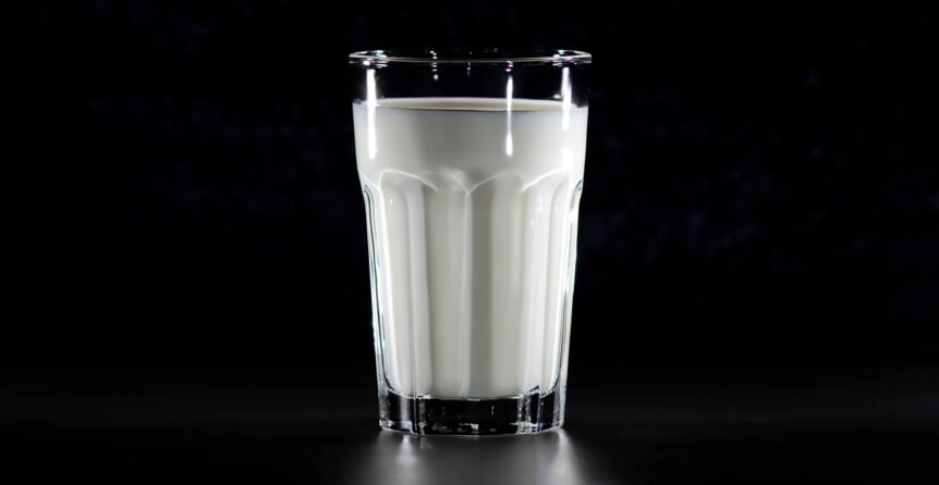 Bicchiere con del latte fresco prodotto nel Lazio
